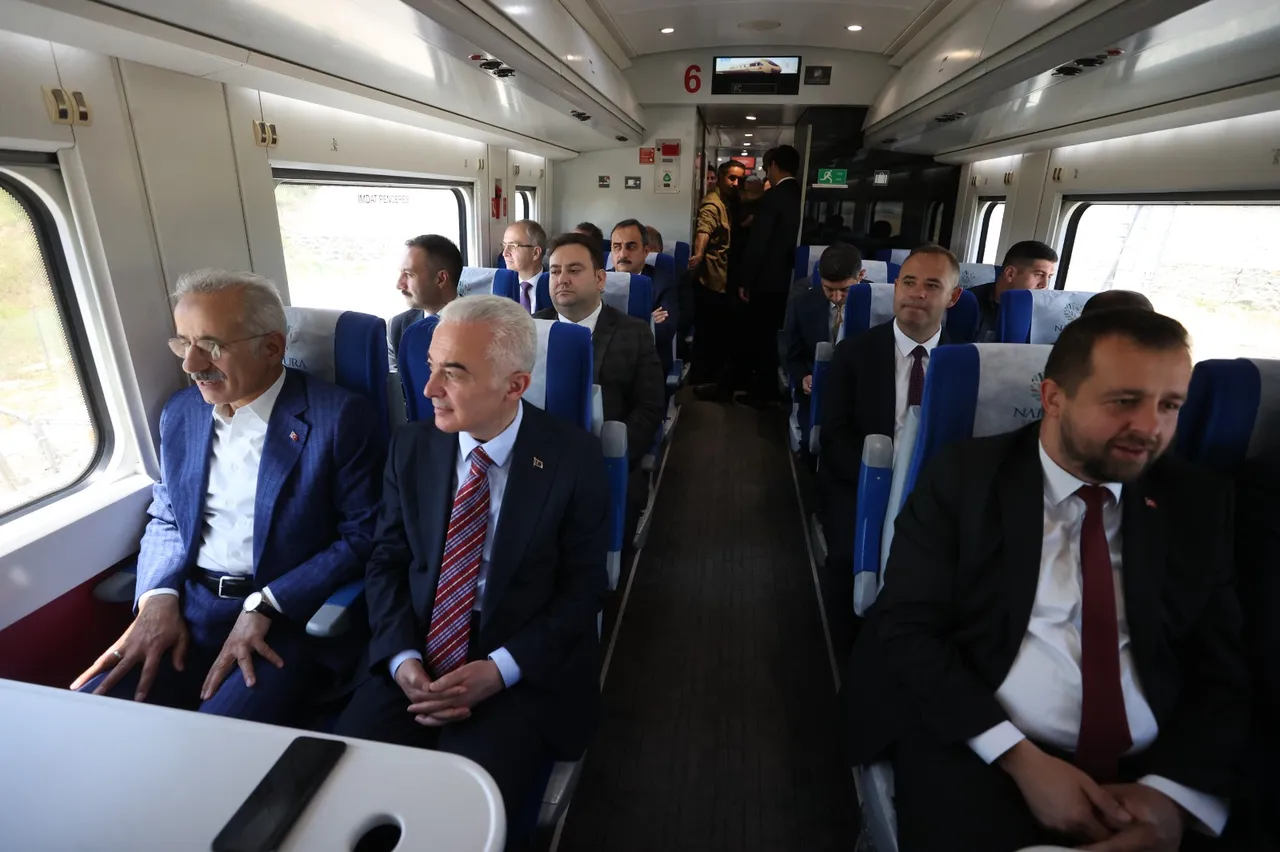 Bakan müjdeyi verdi! 4 saatlik yol 1,5 saate düşecek