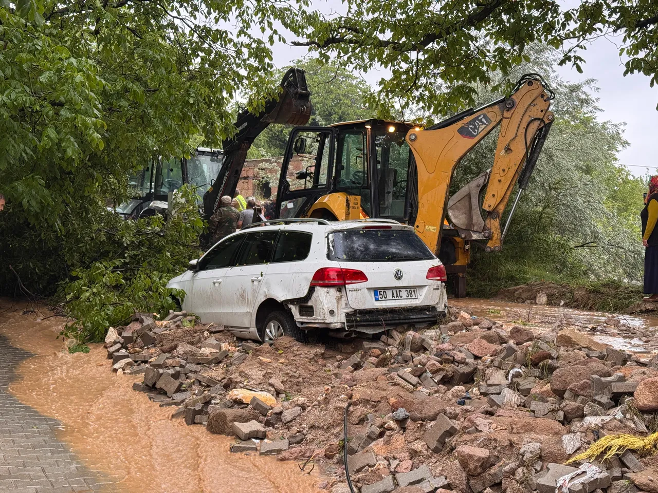 Dolu ve sağanak sonrası felaket! Niğdede sel sularına kapılanlar var