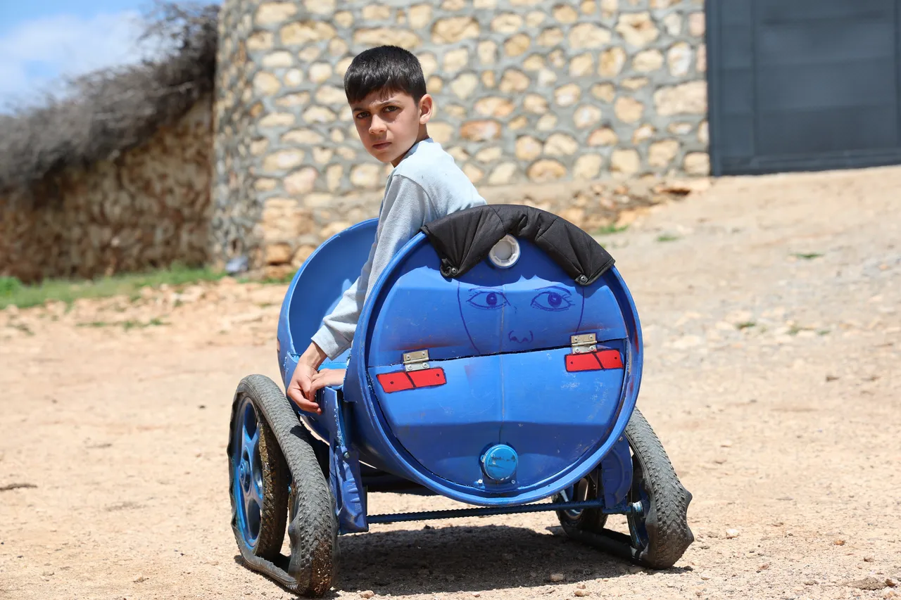 Engelli çocuğunun yürümesi  için araba yapan babanın hikâyesi yürekleri ısıttı