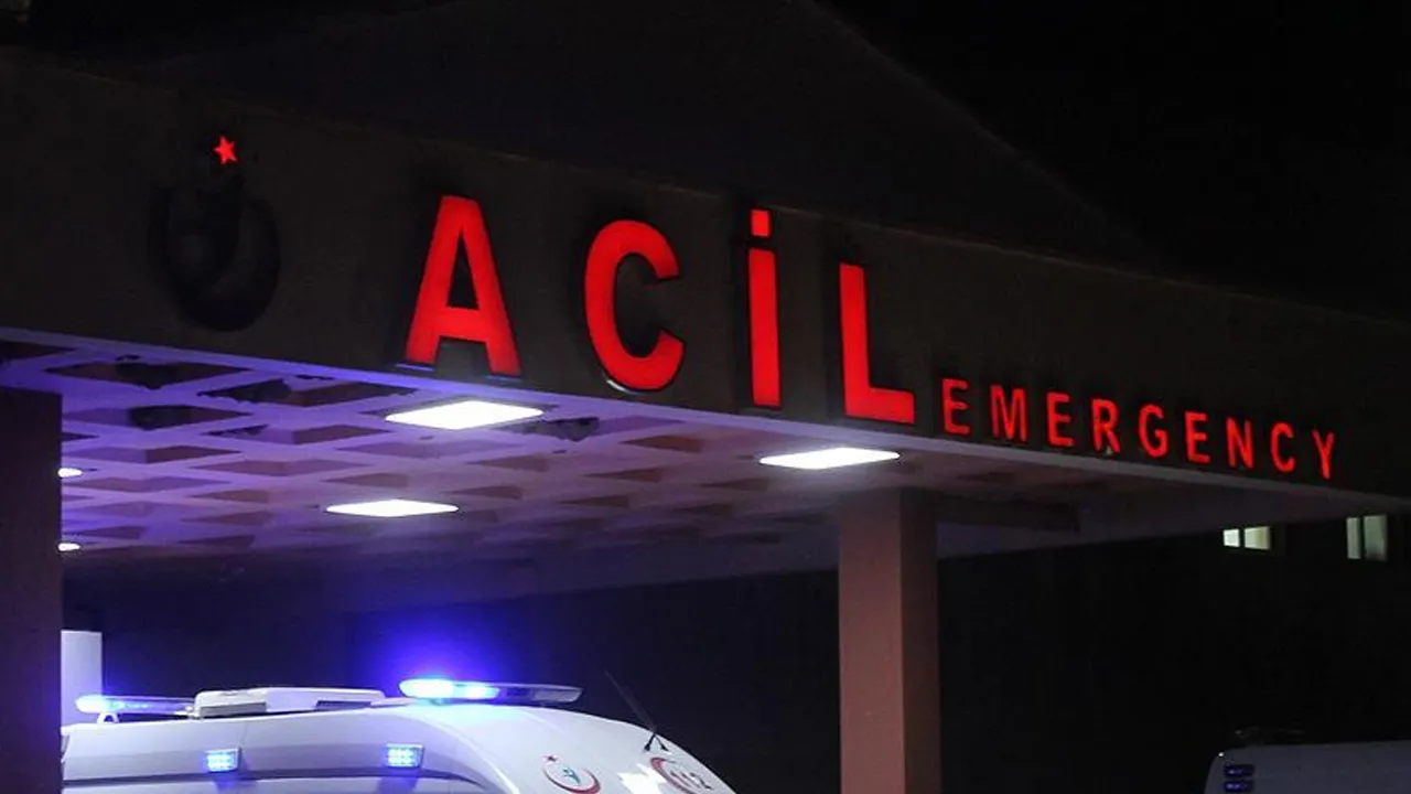 Erzurum'da feci kaza! Hafif ticari araç devrildi: Ölü ve yaralılar var