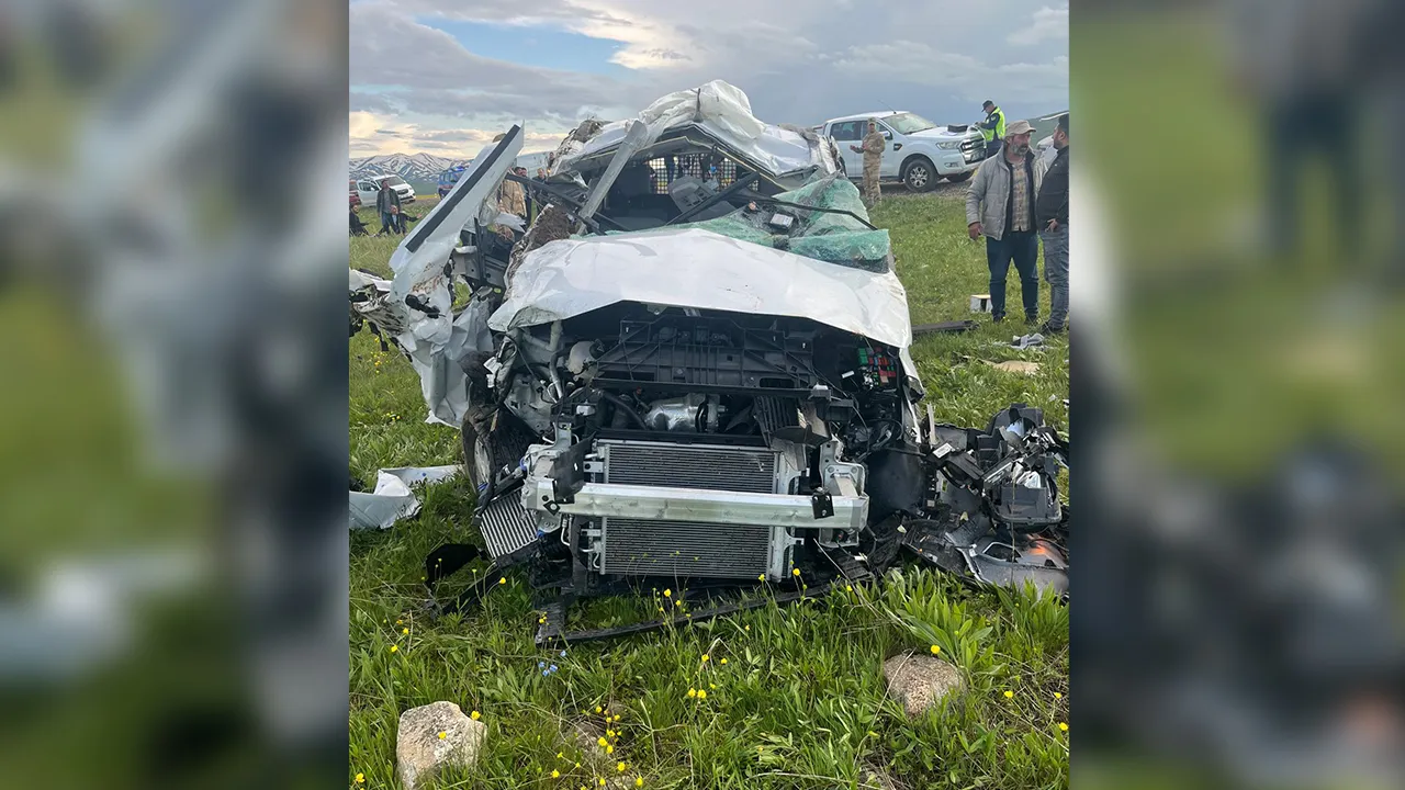Erzurum'da feci kaza! Hafif ticari araç devrildi: Ölü ve yaralılar var