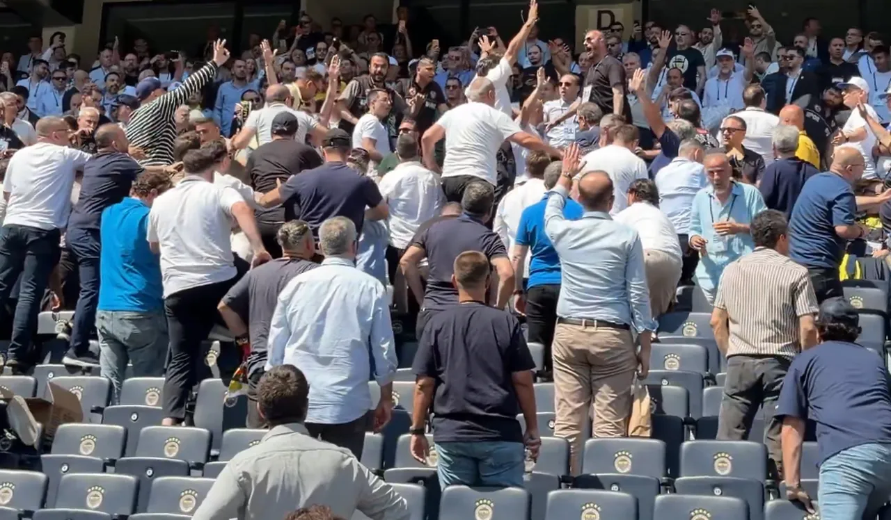 Fenerbahçe Kulübü'nün olağanüstü seçimli genel kurulunda yaşanan gerginlik