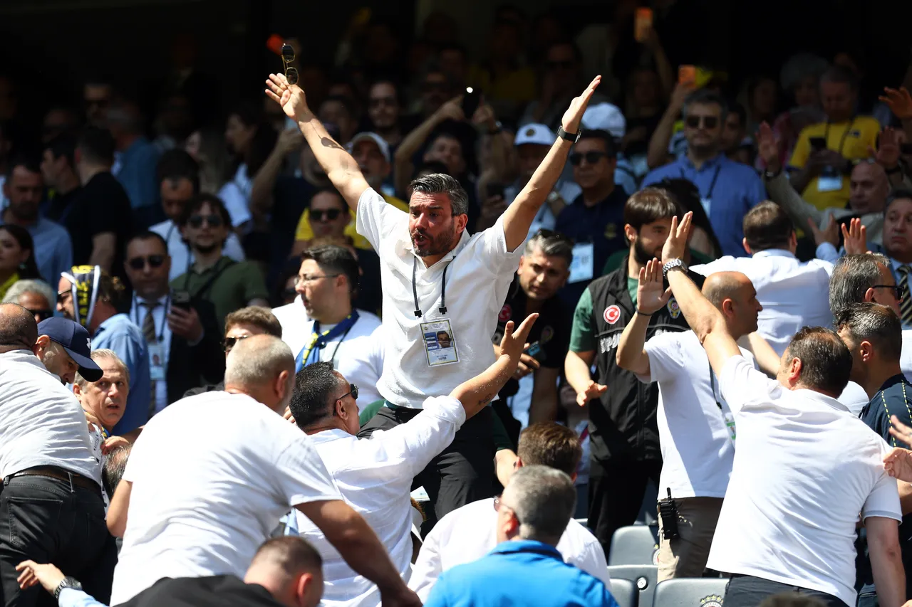 Fenerbahçe Kulübü'nün olağanüstü seçimli genel kurulunda yaşanan gerginlik