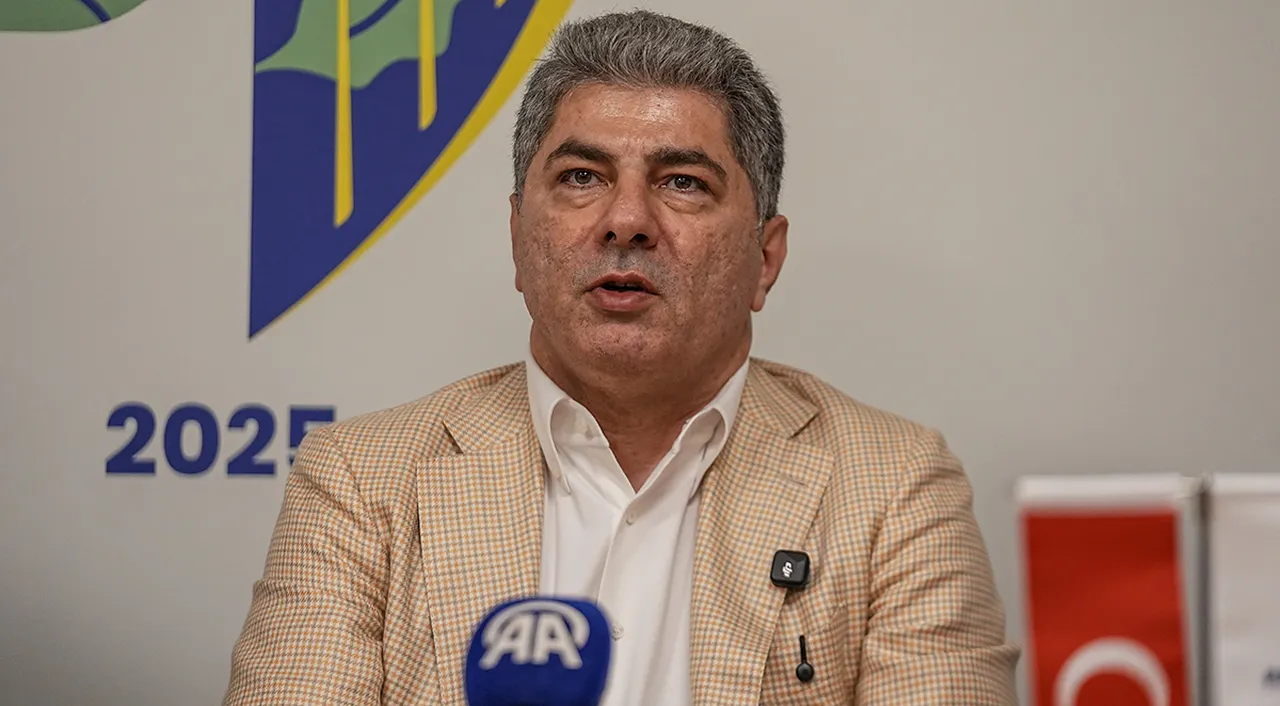 Fenerbahçe Olağanüstü Seçimli Genel Kurulu'nda Hakan Safi, başkanlık koltuğuna oturmak için Aziz Yıldırım ile yarışacak.