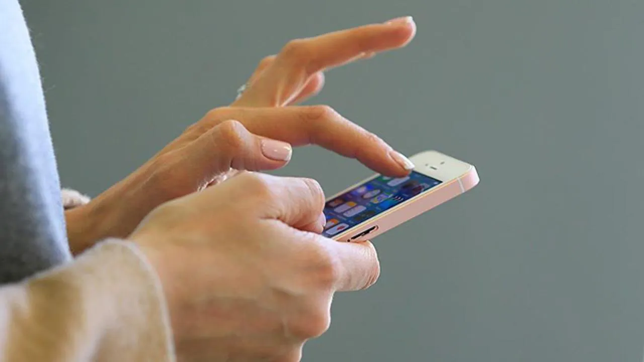 İşveren, çalışanın mesajını okudu, Yargıtay frene bastı! 'Şirket telefonu' davasında tazminat kararı