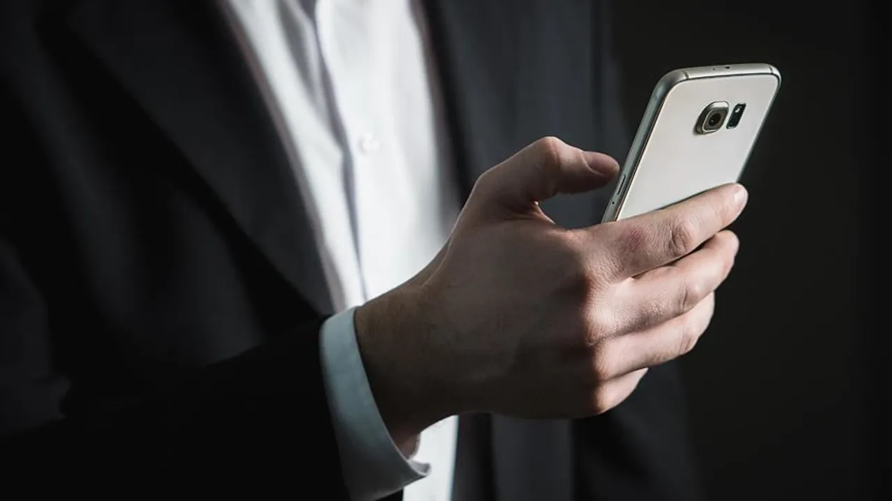 İşveren, çalışanın mesajını okudu, Yargıtay frene bastı! 'Şirket telefonu' davasında tazminat kararı