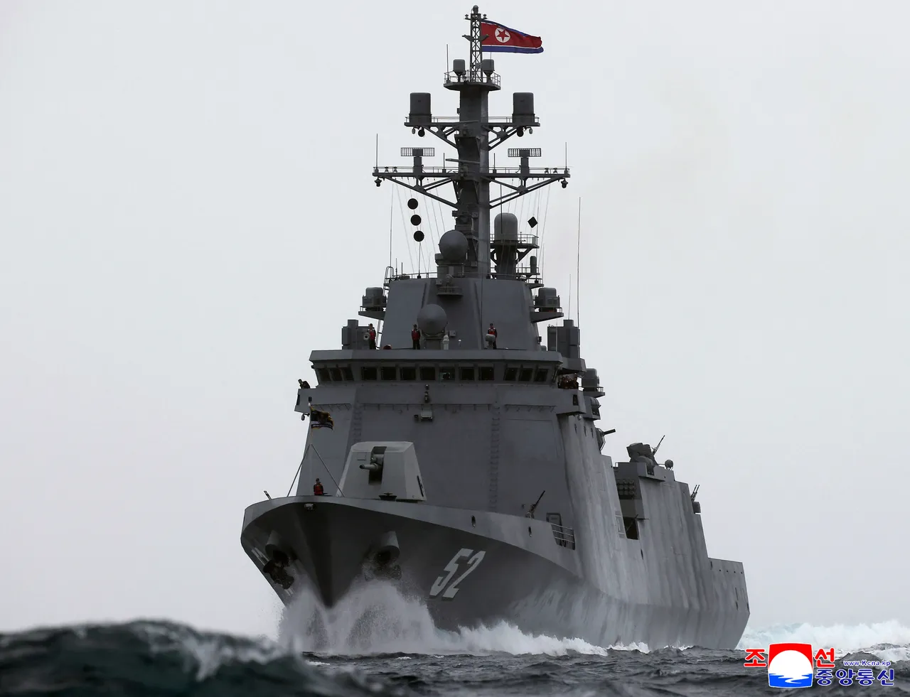 Kim Jong Undan dünyaya gözdağı! Kızıyla yeni savaş gemisini gezdi, zamanı ise manidar