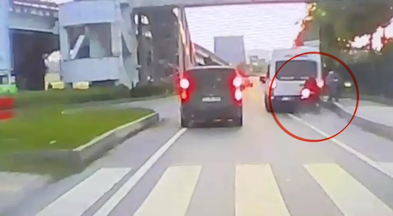 Minibüse çarpan motosikletli yola böyle savruldu! Samsun'daki kaza kameraya yansıdı
