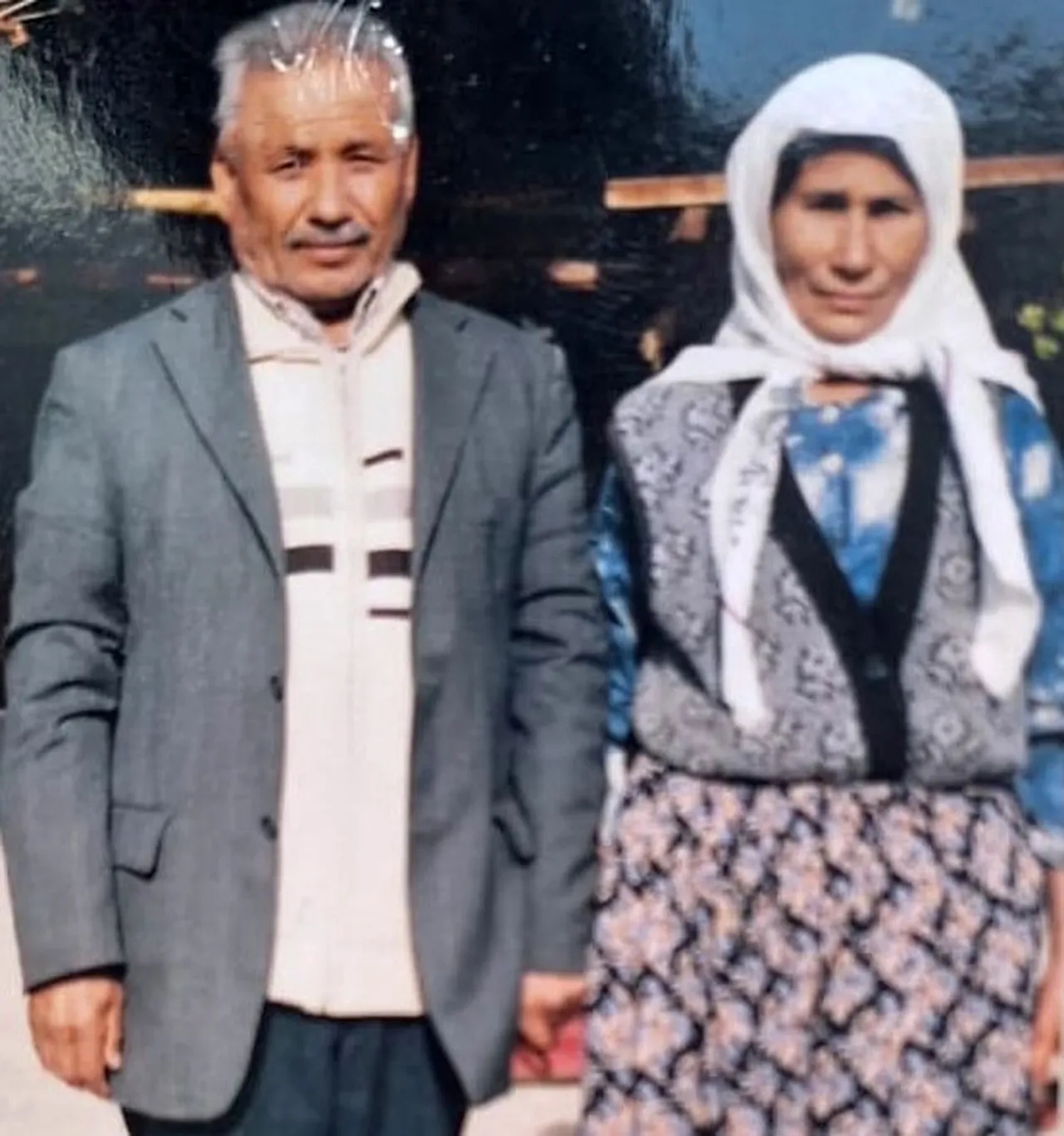 Yaşlı çift, duvara ok gibi saplanan araçta can verdi
