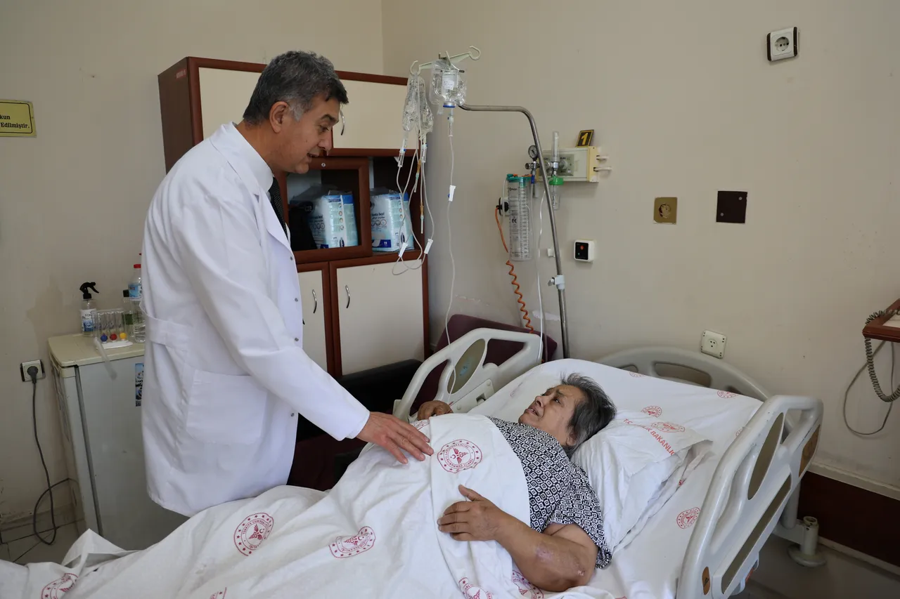 Yatağa mahkum olmuştu! Karnından tam 40 kilogram kitle çıkarıldı