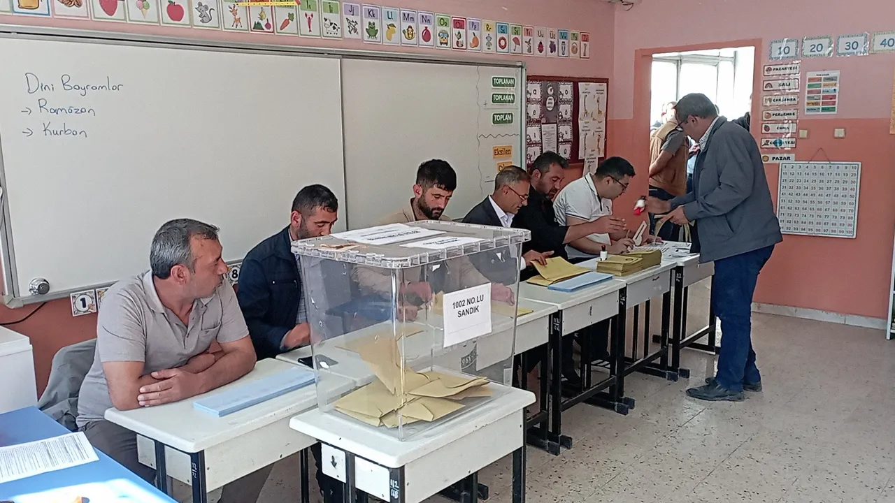 371 bin seçmen sandık başındaydı: AK Parti 4, MHP ve CHP birer belde kazandı
