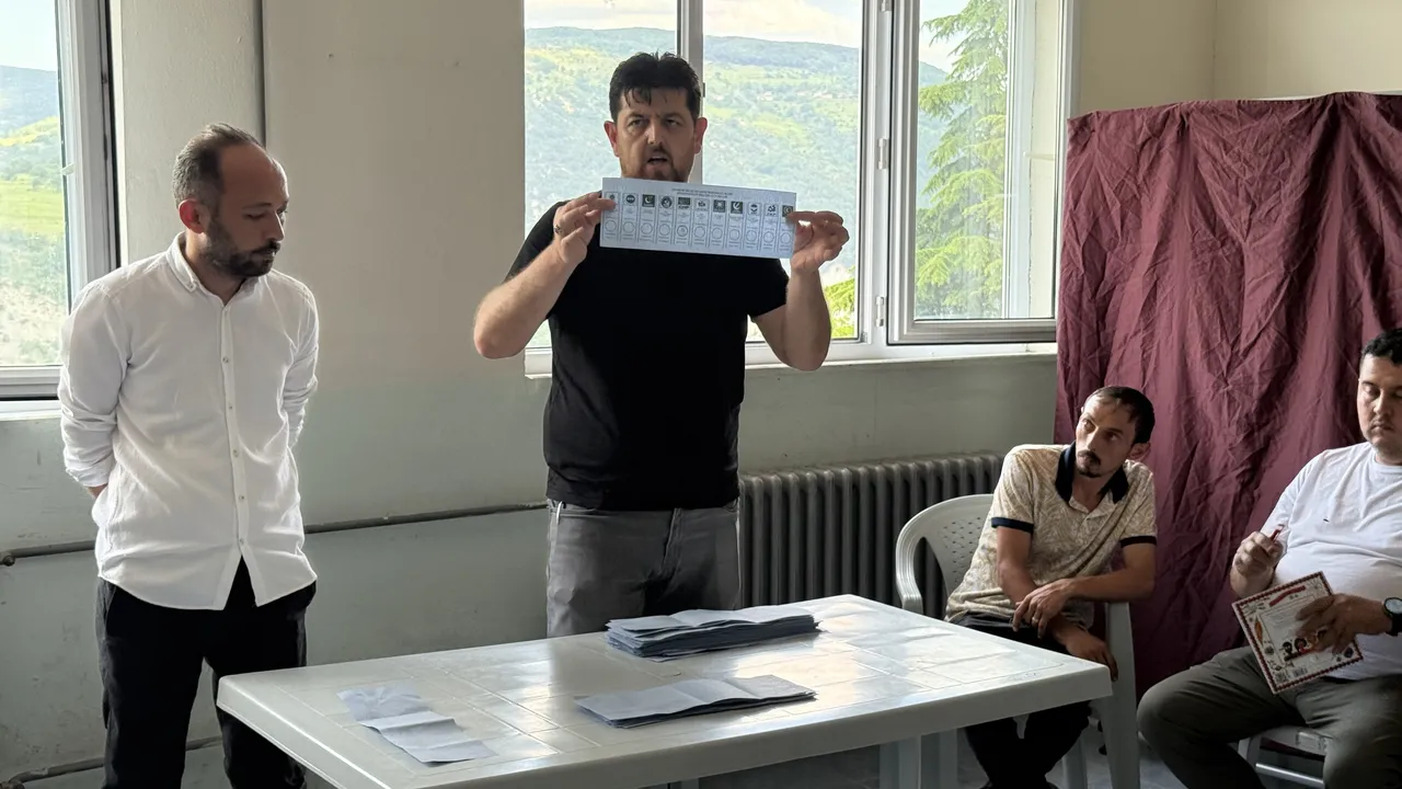 371 bin seçmen sandık başındaydı: YSK Başkanı seçimlerin son durumunu paylaştı
