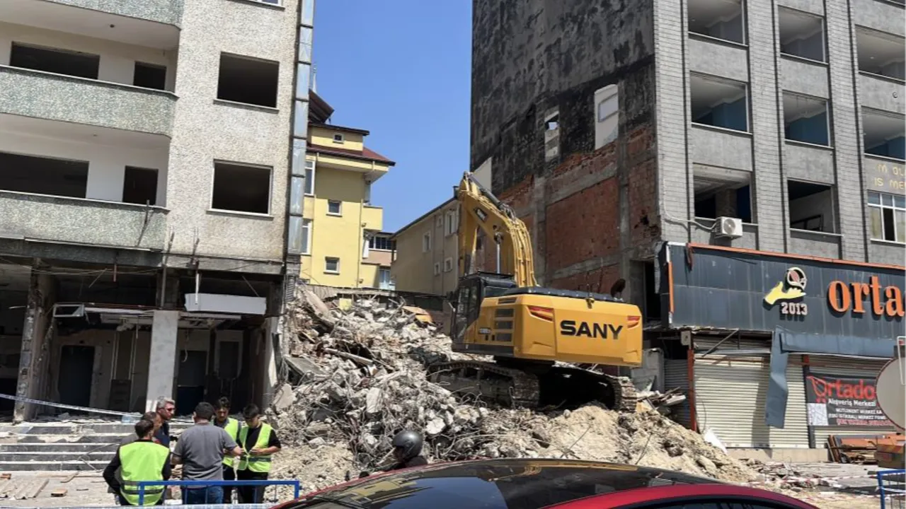  Gebze'de 4 kişinin öldüğü facianın ardından boşaltılan 22 riskli yapının yıkımına başlandı