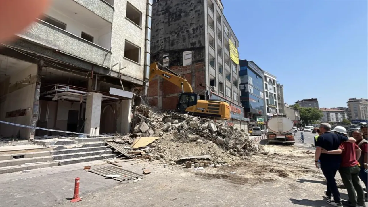  Gebze'de 4 kişinin öldüğü facianın ardından boşaltılan 22 riskli yapının yıkımına başlandı