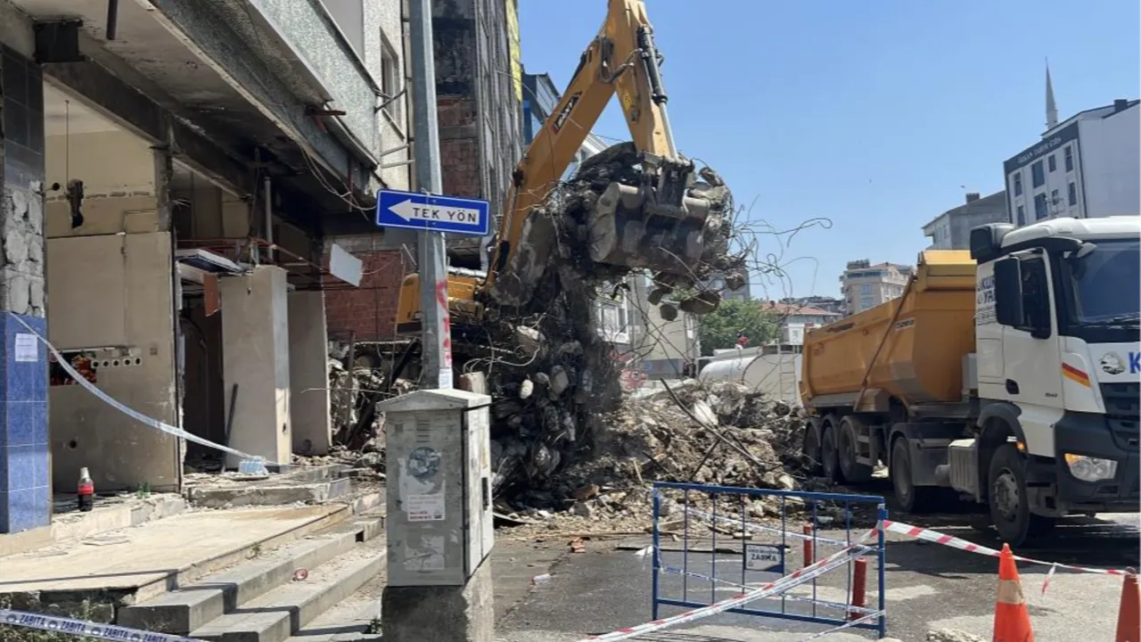  Gebze'de 4 kişinin öldüğü facianın ardından boşaltılan 22 riskli yapının yıkımına başlandı