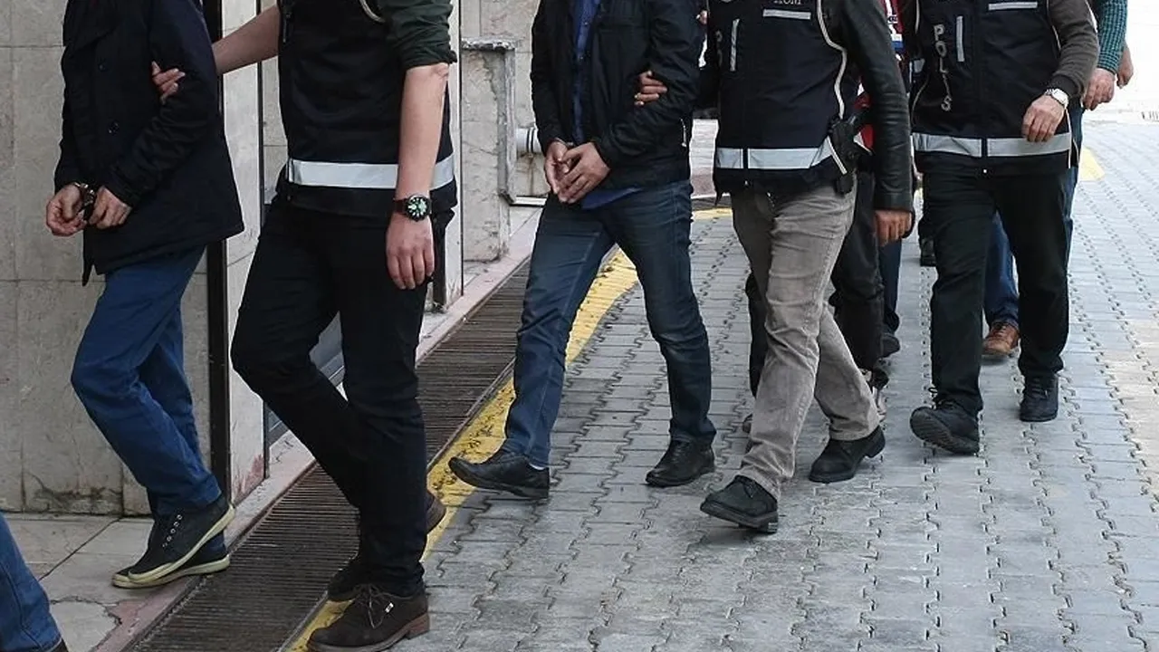 Ankara'da kendilerini polis ve savcı olarak tanıtan çete çökertildi