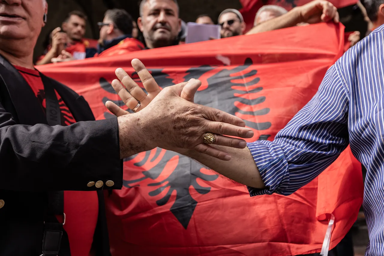 Arnavutların İsrail isyanı! Siyonistlerle yapılan anlaşma on binleri sokağa döktü