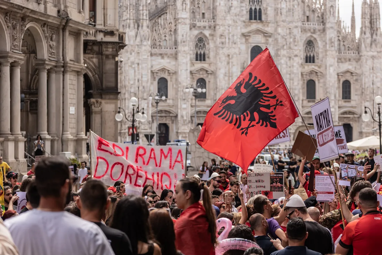 Arnavutların İsrail isyanı! Siyonistlerle yapılan anlaşma on binleri sokağa döktü