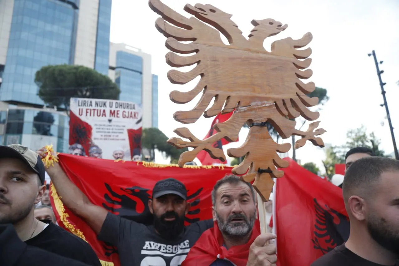 Arnavutların İsrail isyanı! Siyonistlerle yapılan anlaşma on binleri sokağa döktü