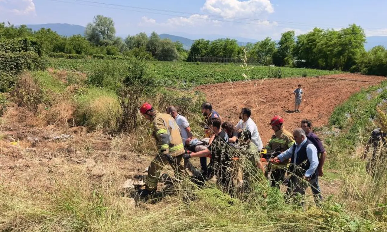 Feci kaza: Traktör köprüden düştü, herkes seferber oldu