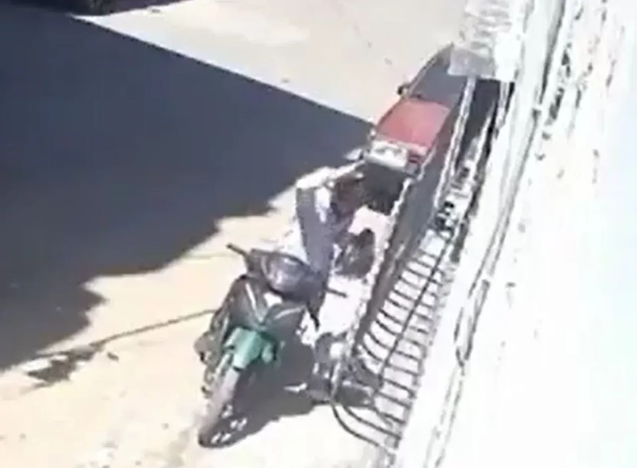 Gaziantep’te vicdanları sızlatan görüntü: 7 yaşındaki kızını sokak ortasında darbedip sürükledi