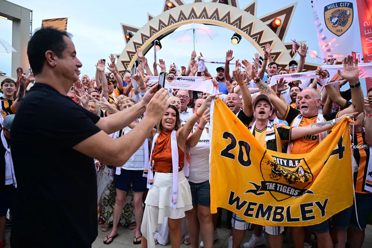 Hull City taraftarları, Premier Lig sevincini Antalya'da kutladı