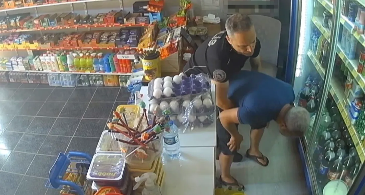 Boğazına şeker kaçan bakkalı polis kurtardı! O saniyeler güvenlik kamerasına yansıdı