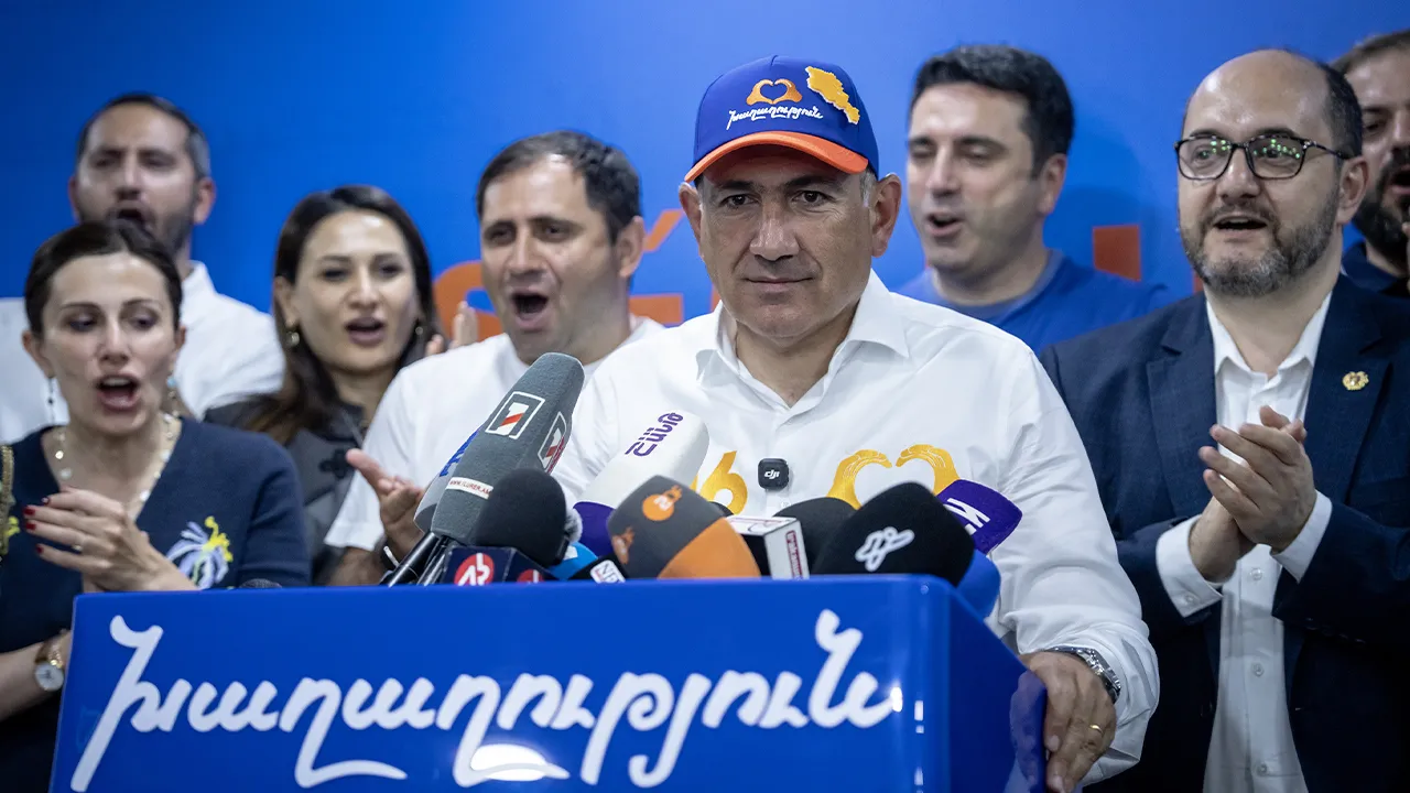 Zafer konuşması yapan Başbakan Nikol Paşinyan “Ermenistan halkı, oylarıyla devlete, bağımsızlığa, geleceğe ve barışa sahip çıktı” dedi.