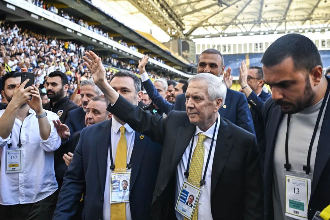 Aziz Yıldırım, kongre üyelerini selamlıyor