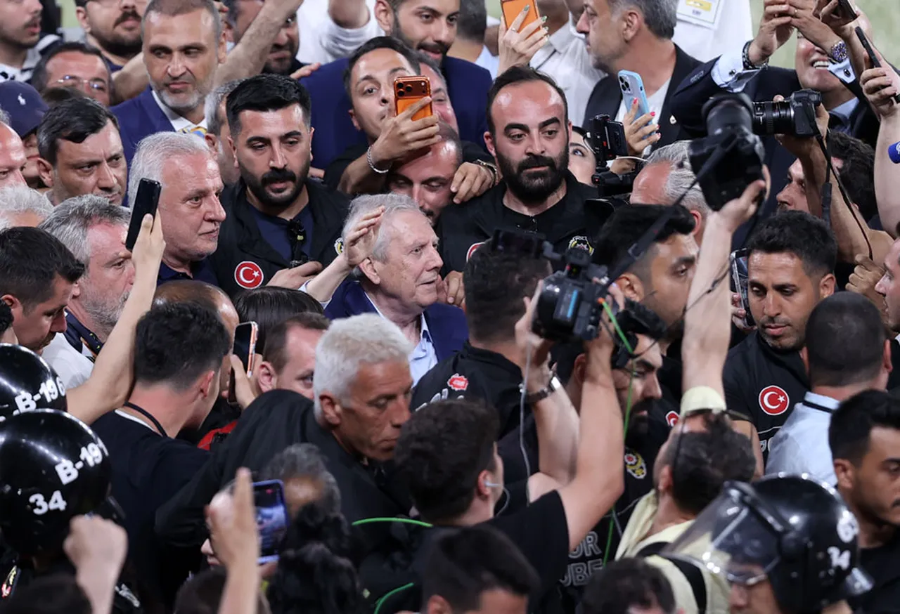 Aziz Yıldırım, kongre üyelerini selamlıyor