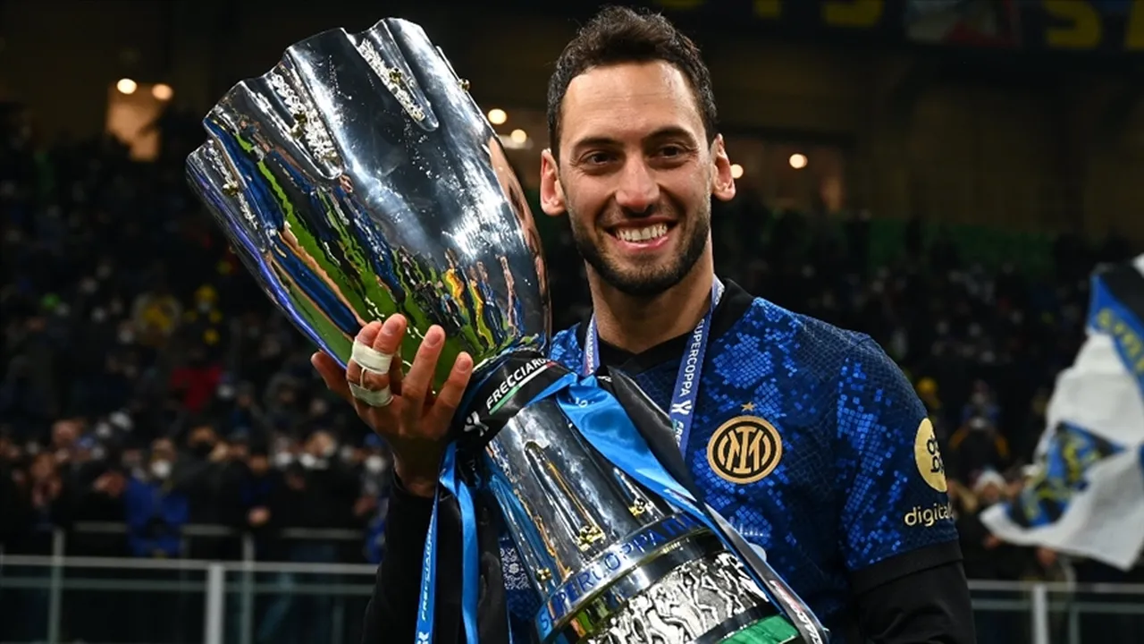 Hakan Çalhanoğlu, 2021'den buna Inter forması giyiyor.