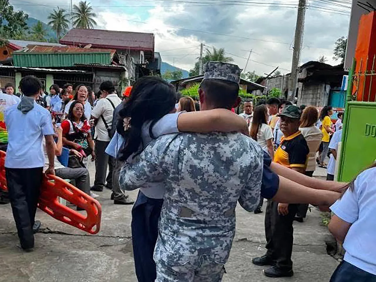 Filipinler 7.8'lik depremle sallandı! Birçok ülke için tsunami uyarısı yapıldı