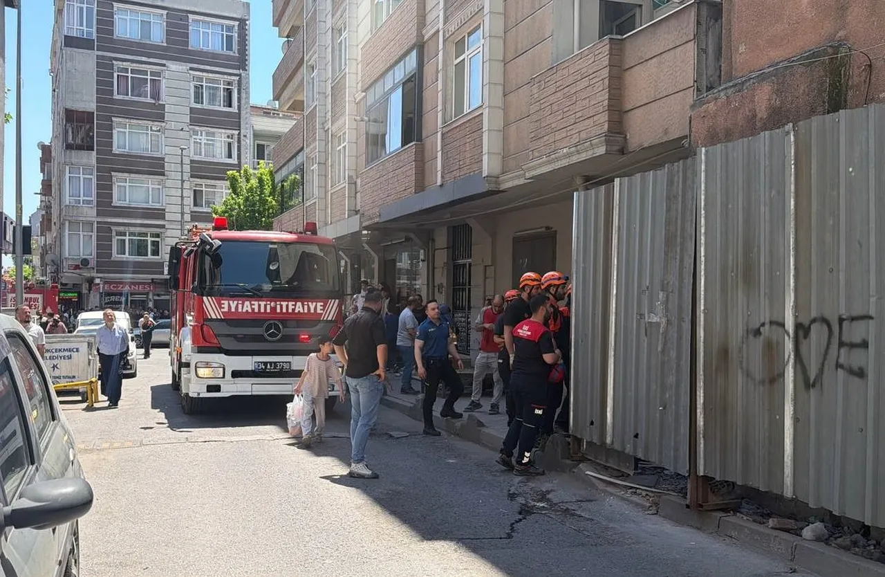 İstanbul Küçükçekmece'de metruk bina çöktü!
