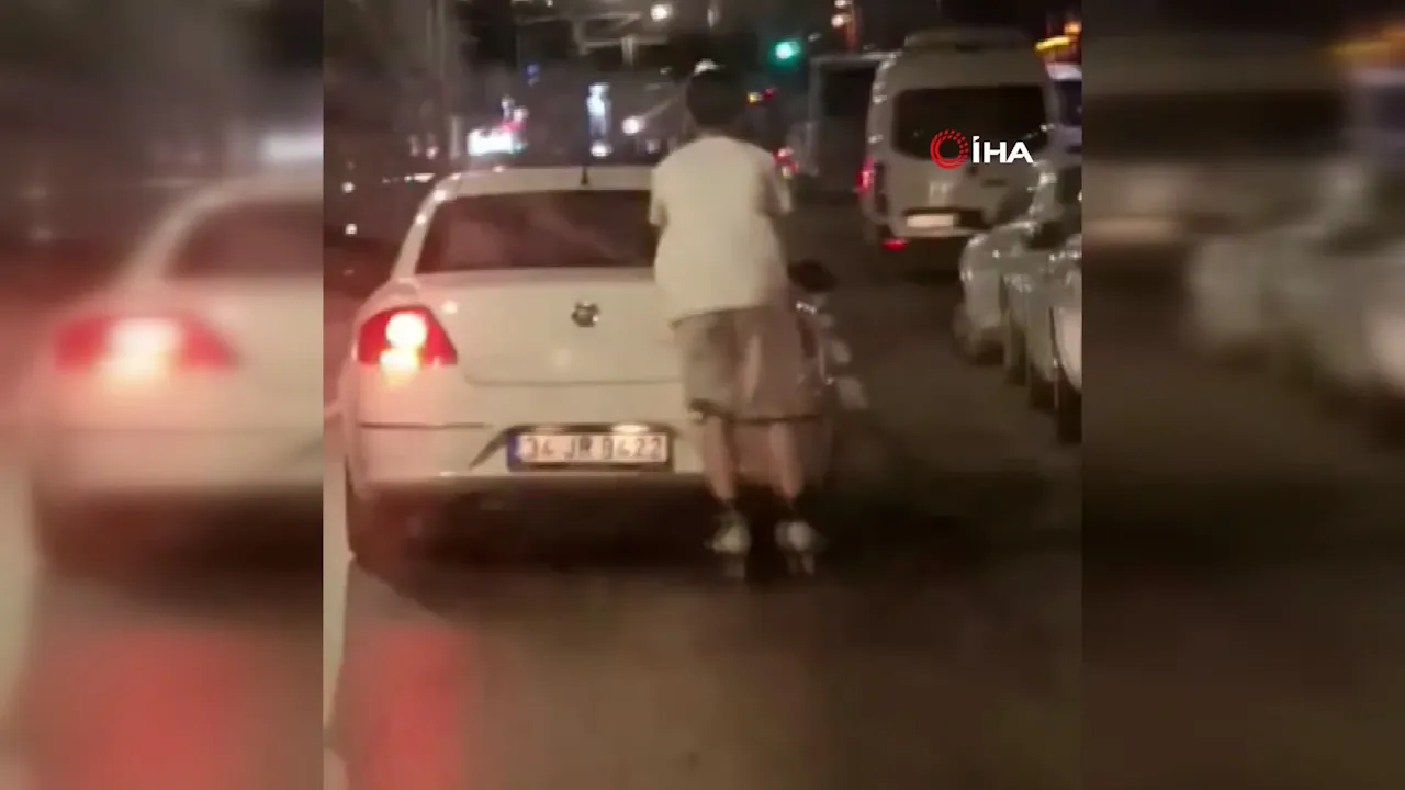 İstanbul'da yürekleri ağza getiren anlar! Patenli gencin tehlikeli yolculuğu kamerada
