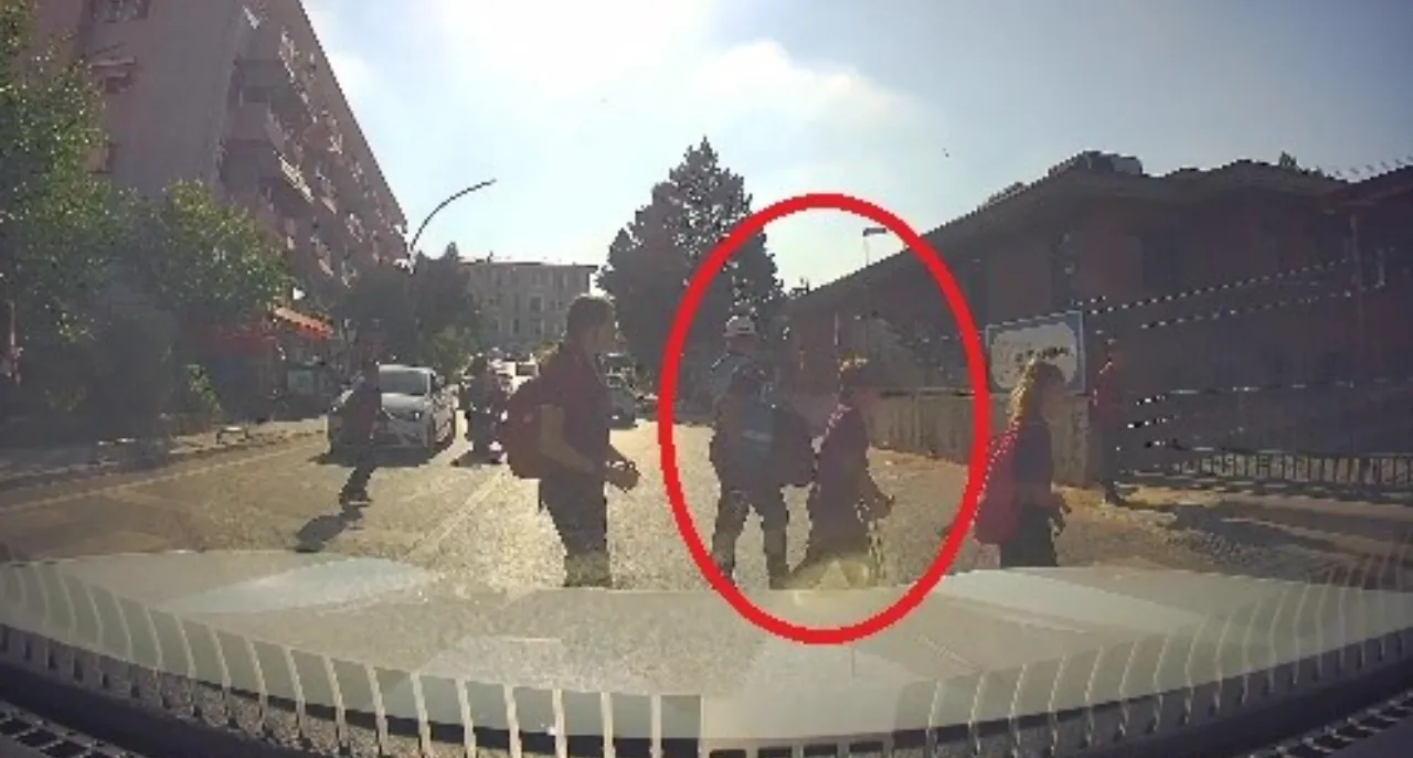 Kocaeli'de örnek davranış! Koltuk değnekli öğrencinin yardımına zabıta yetişti