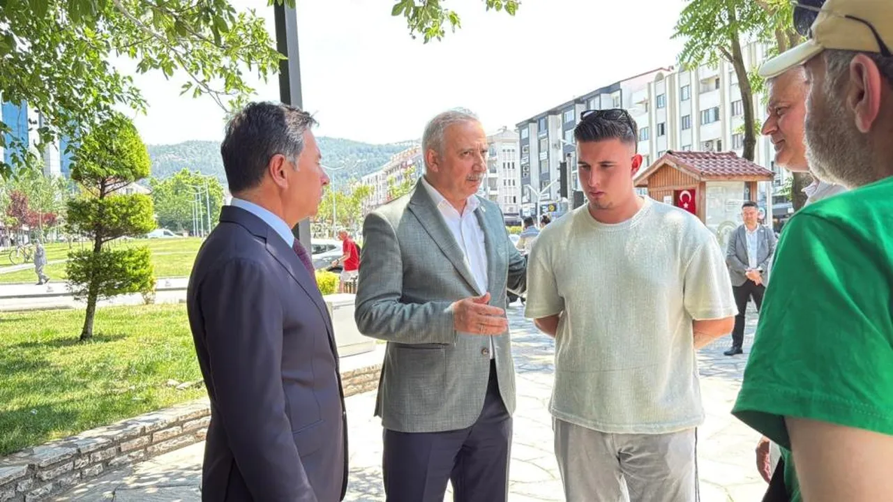Muğla Büyükşehir Belediye Başkanı Ahmet Aras, Muğlaspor taraftarıyla bir araya geldi.