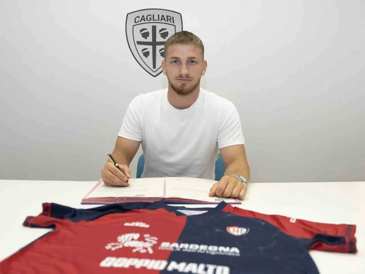 Cagliari, Semih Kılıçsoy'un satın alma opsiyonunu kullanmadı. İtalyan ekibinde 25 maçta görev yapan 20 yaşındaki futbolcu, 4 defa fileleri havalandırdı.