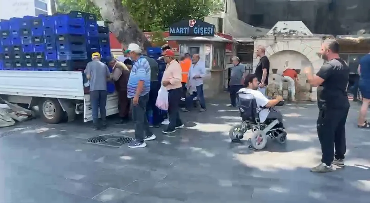 Alıcı bulamayınca 4 ton domatesi vatandaşlara ücretsiz dağıttı