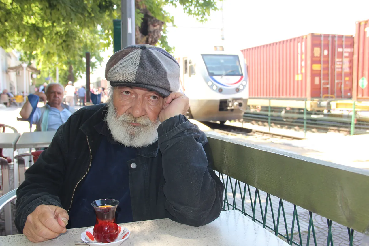 Bir zamanlar şirket sahibiydi! Şimdi trenlerde yaşıyor