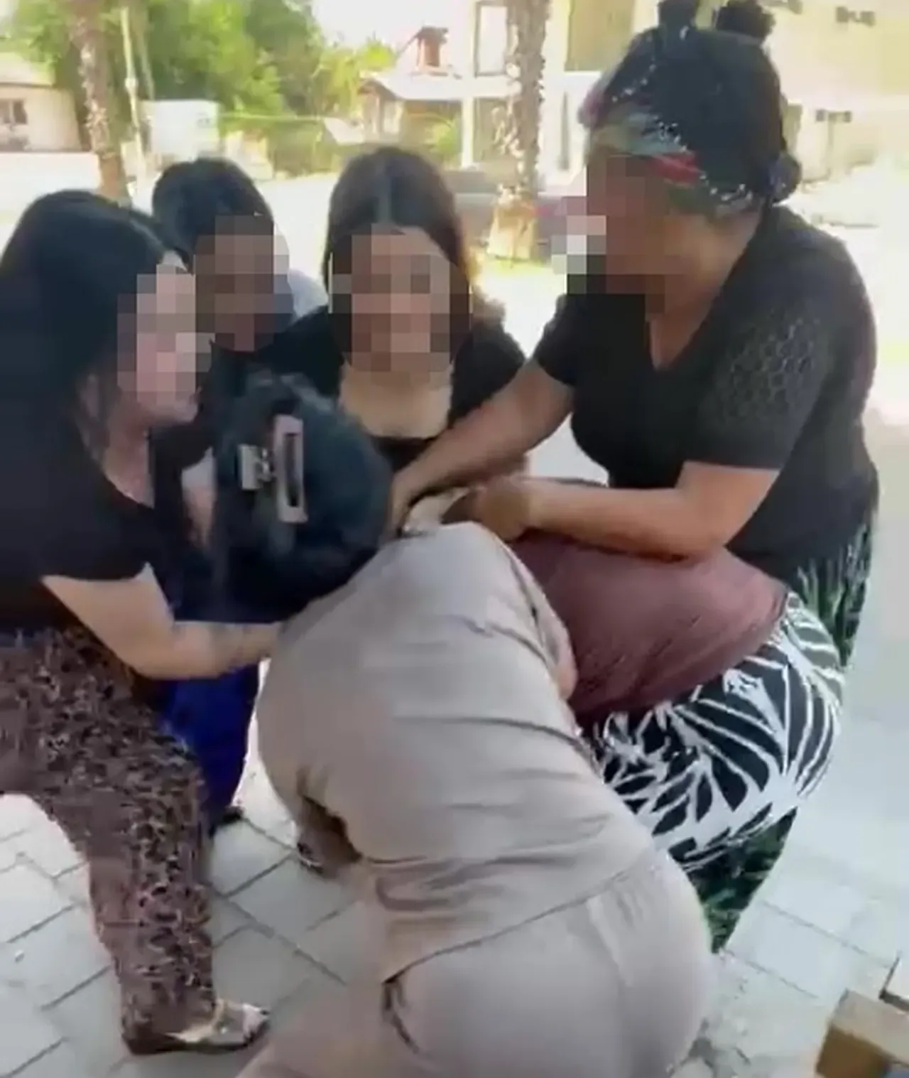 Çocuğuyla oturan kadını dövüp video çektiler