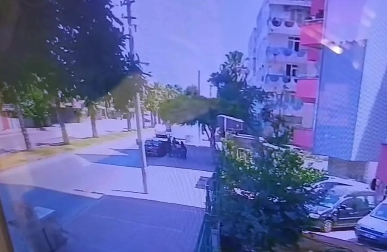 Çocuğuyla oturan kadını dövüp video çektiler