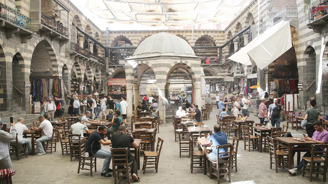 Diyarbakır'da umutlu bekleyiş! Sur'da herkes tek bir arzuda birleşiyor