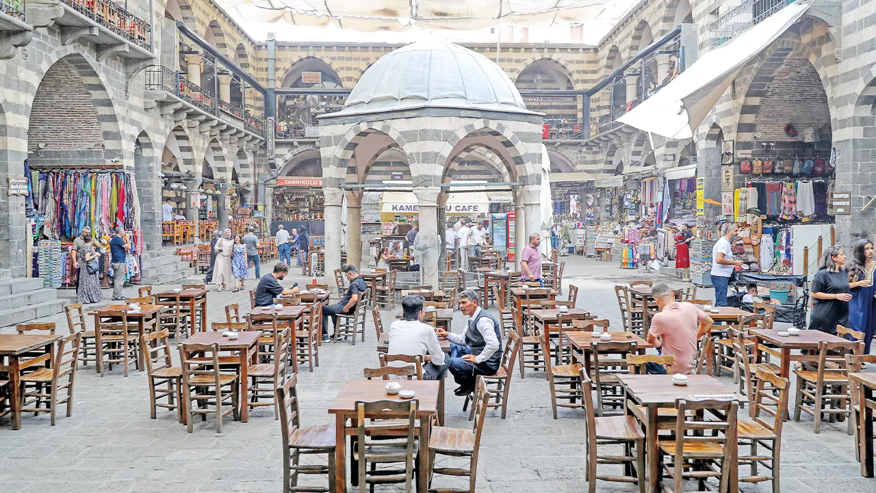 Diyarbakır'da umutlu bekleyiş! Sur'da herkes tek bir arzuda birleşiyor