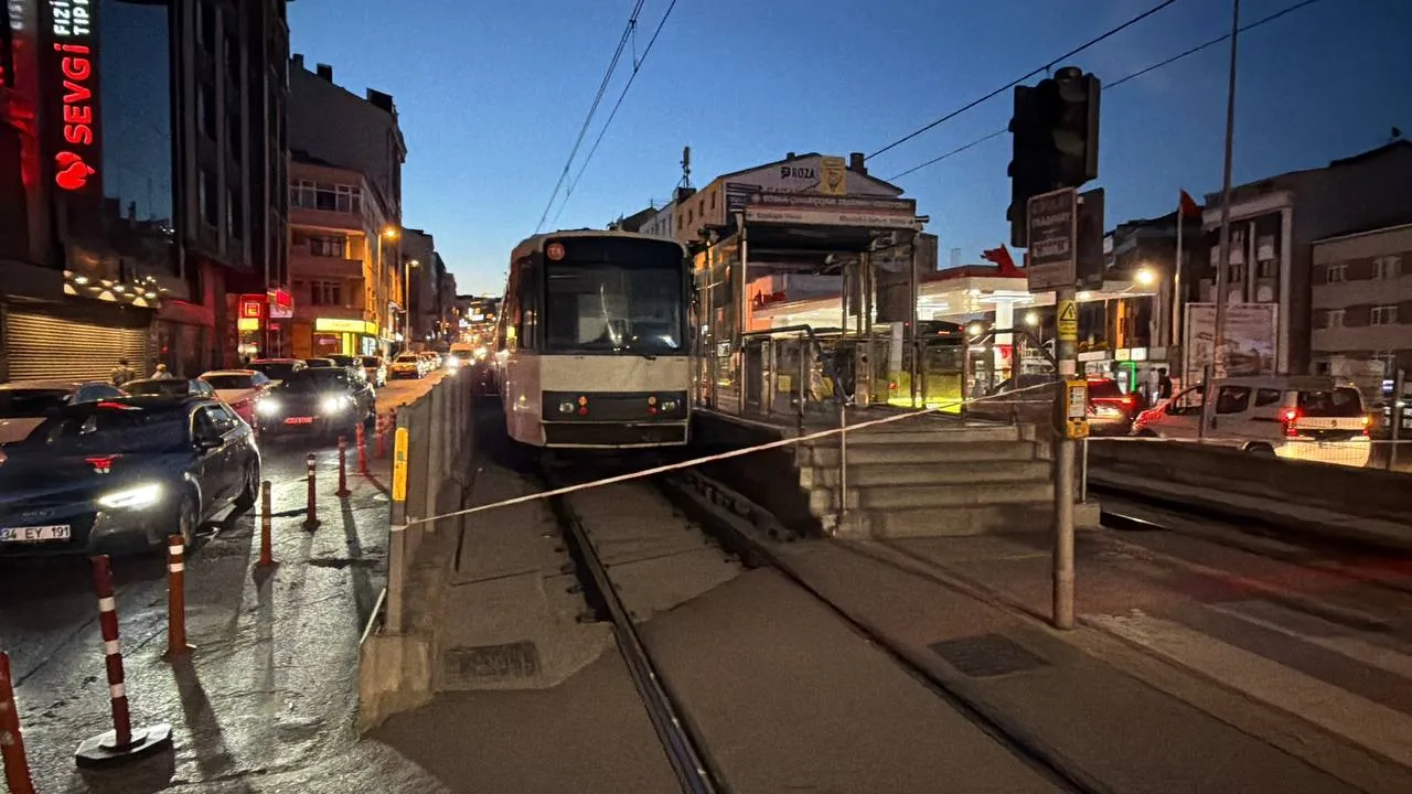 İstanbul'da tramvay hattını etkileyen patlama! Yolcular raylara indi