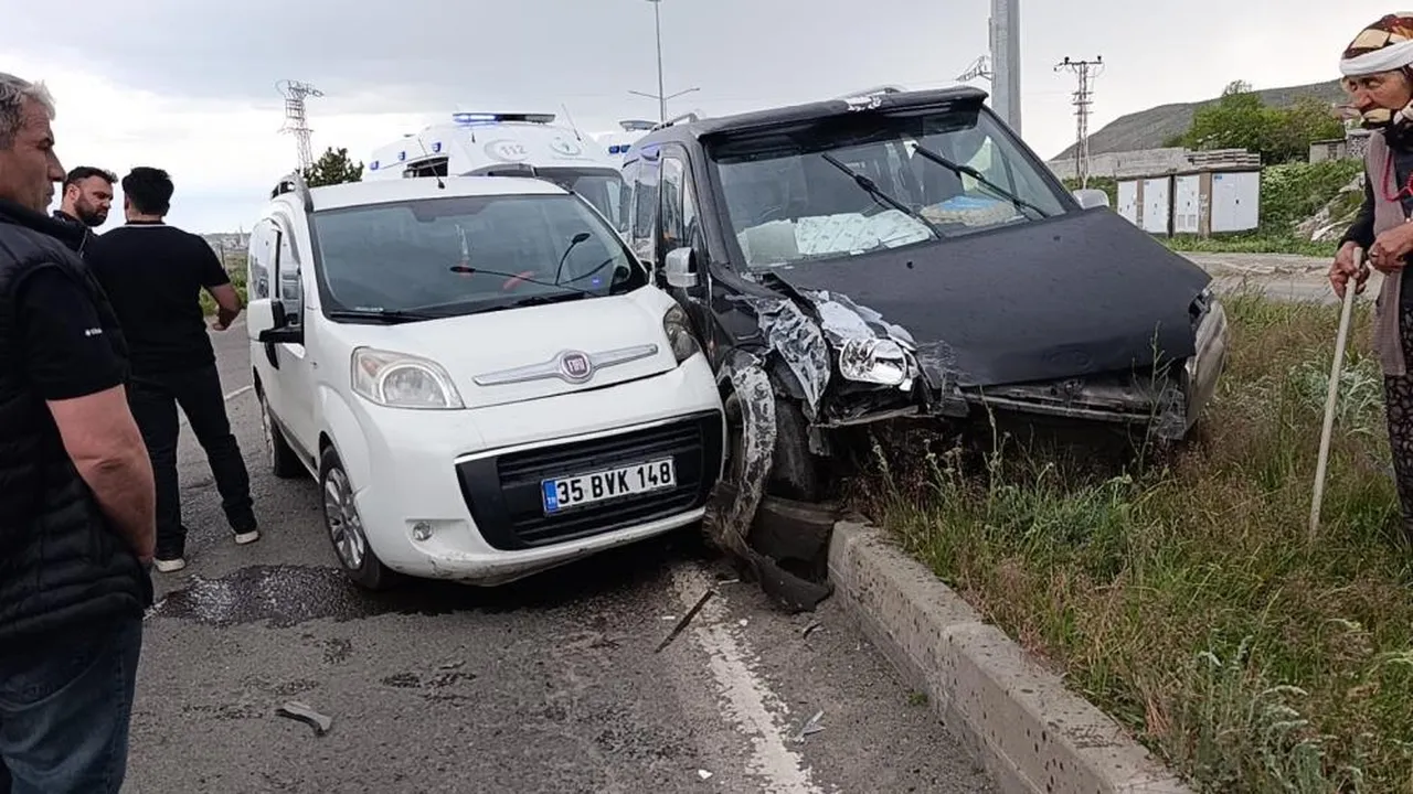 Kars’ta 2 araç çarpıştı! 3’ü çocuk 5 yaralı