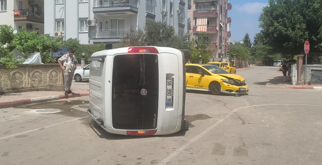 Kavşakta taksiyle çarpışan araç devrildi! Sürücüsü kazayı burnu bile kanamadan atlattı