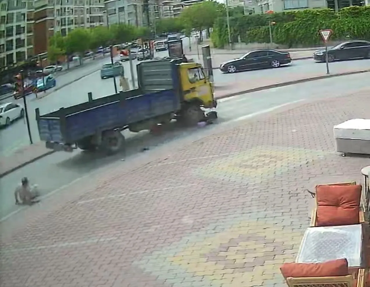 Konya’da kamyonet elektrikli bisiklete çarptı: 3’ü çocuk 4 yaralı
