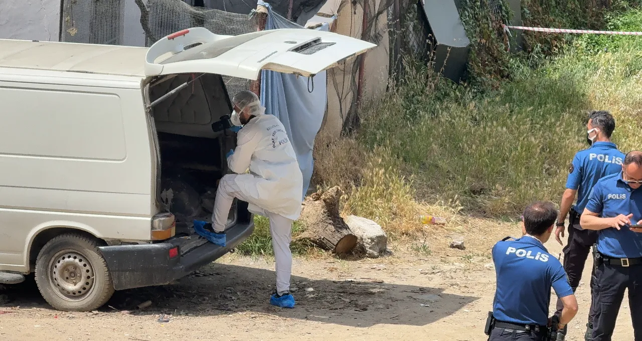 Kötü kokunun geldiği aracı açtılar, çürümüş cesetle karşılaştılar