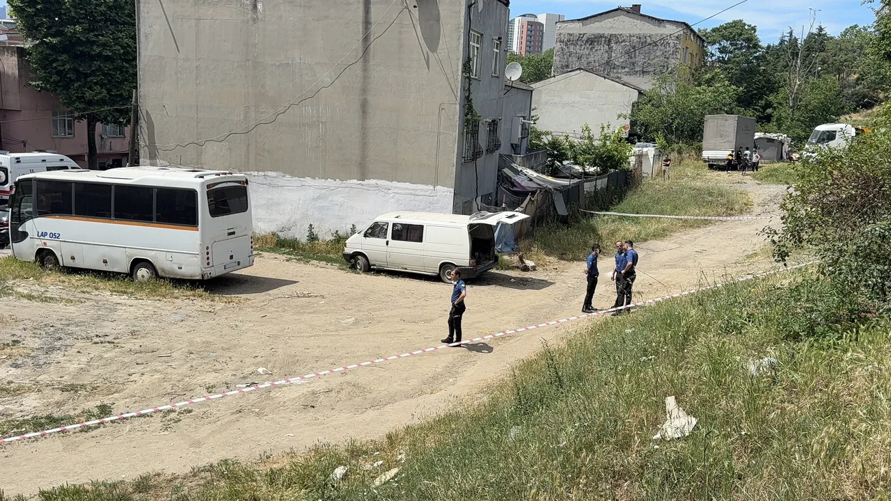 Kötü kokunun geldiği aracı açtılar, çürümüş cesetle karşılaştılar