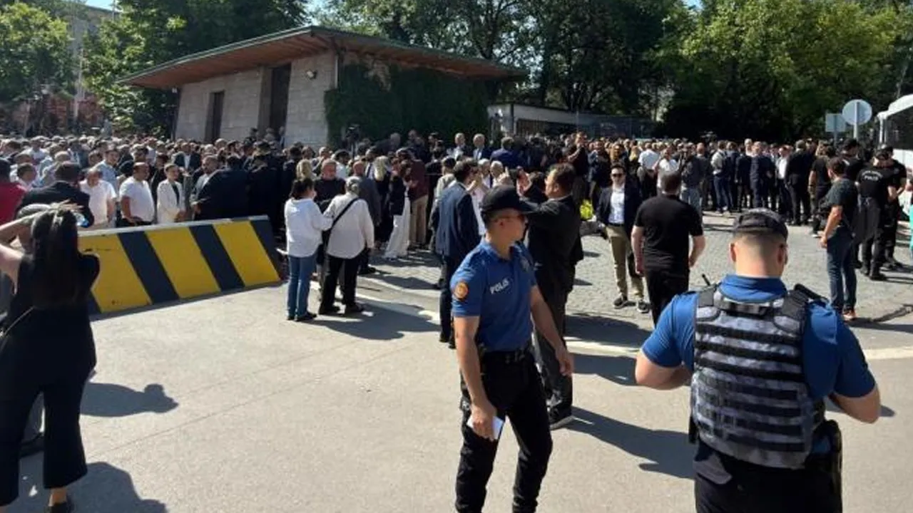 TBMM girişinde gerginlik! Kılıçdaroğlu ve Özel destekçileri karşı karşıya geldi!